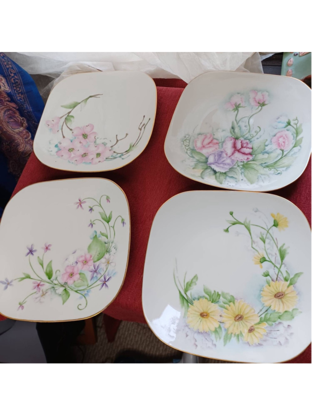 Bavaria Hand painted and signed floral plates w. Gold rim.